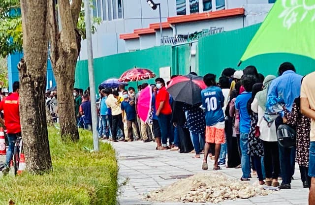 ވީޑިއޯ: ވެކްސިން ކިއޫގައި އެތައް ސަތޭކަ މީހުން ޖެހި ފިތިގެން!