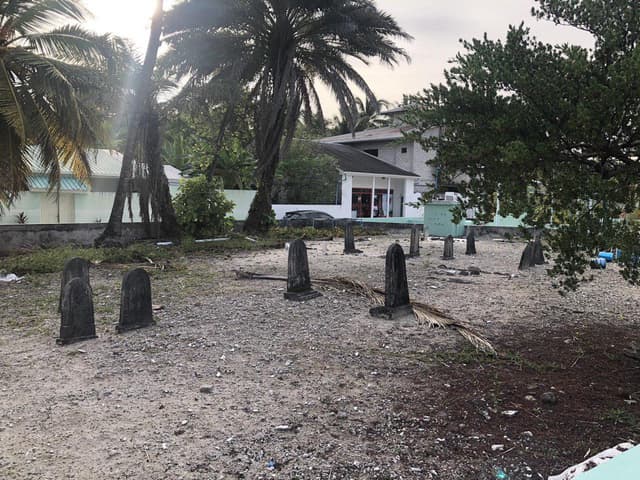 ތާރީޚް: ފުވައްމުލަކު ހުކުރު މިސްކިތް ކައިރީގައި ފާހަގަކުރެވޭ މަހާނަތަކެއް!