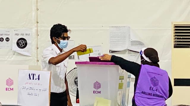 ފޮޓޯ: ލޯކަލް ކައުންސިލް އާއި އަންހެނުންގެ ތަރައްޤީއަށް މަސައްކަތްކުރާ ކޮމިޓީ އިންތިޚާބުގެ ވޯޓުލުން