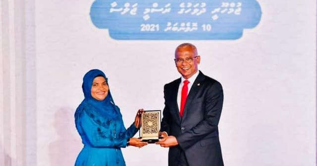 ފޮޓޯ: ދިވެހި ދައުލަތަށް ދިގު މުއްދަތަކަށް ޚިދުމަތް ކުރެއްވި ބޭފުޅުންނަށް ޝަރަފުގެ ބެޖާއި އައްޑަނަ ދެއްވުން
