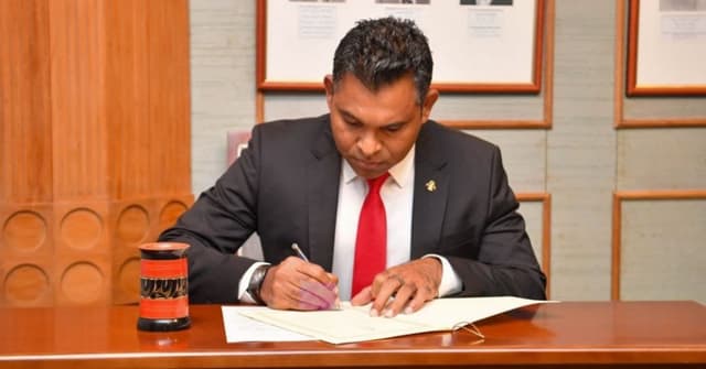ތާރީޚީ ދުވަހެއް: ރައީސްގެ މަސްއޫލިއްޔަތުތަކާ ނައިބު ރައީސް ހަވާލުވެވަޑައިގެންނެވުން!