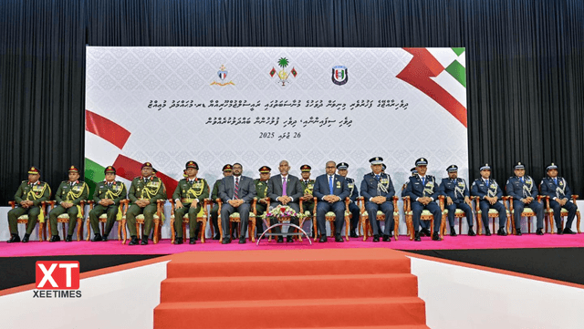 ފޮޓޯ: މިނިވަން ދުވަހުގެ މުނާސަބަތުގައި ރައީސް ޑރ. މުހައްމަދު މުޢިއްޒު ދިވެހި ސިފައިންނާއި ދިވެހި ފުލުހުންނާއި ބައްދަލުކުރެއްވުން
