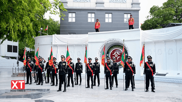 ފޮޓޯ: ތިނެއް ނޮވެންބަރުގެ ހަނދާނީ ބިނާގައި ދިދަ ޖެހުމާއި، ގާޑު މައުންޓް ކުރުމުގެ ރަސްމިއްޔާތު